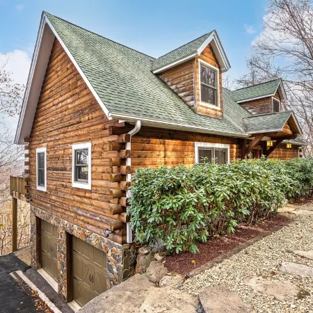 Breathtaking Mountain View Luxury AVL Cabin w/Hot Tub, Fireplaces, Hi-Speed Wifi