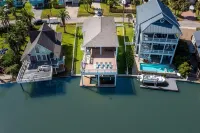 Agua Vista Waterfront Home 💥Hot Tub💥Sun Deck-Fish off Patio🎣Kayaks provided🛶