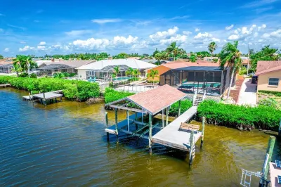 Playa Blanca Waterfront Resort with Pool&Spa, Dock, Kayaks, Sand, Pets Welcome! Publix Super Market at Paradise Shoppes of Apollo Beach附近的飯店