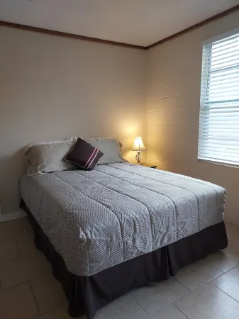 Spacious 1 bedroom 1 bath house sleeps 5 one block from Burnet County Boat Ramp