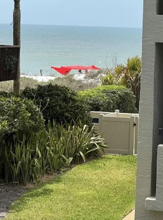 Beachside Dreams-Pet Friendly Condo 25yds from beach w heated pool, 2 parking sp