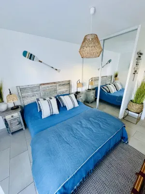 Résidence La Corniche, 70m2 apartment with full sea view, air-conditioning, wifi, garage. Hôtels à proximité de : Plage des Quilles