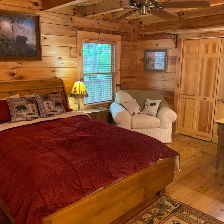 Secluded & Cozy Log Cabin w/Expansive Deck Views