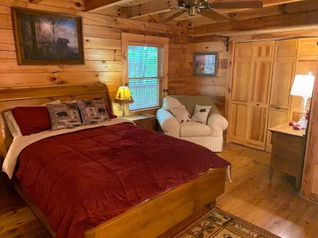 Secluded & Cozy Log Cabin w/Expansive Deck Views