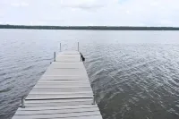Lakefront Cottage, Dock in for the Season!