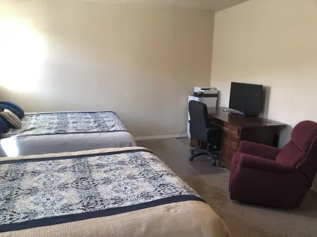 Twin Lakes Event Beach House w Quasi Farm Ducks, Chicken, Goats, Nature, Fishing