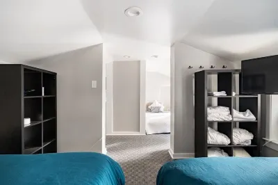 Two-story condo in luxury townhouse. Free parking.