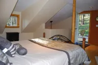 Peaceful, Private Cabin overlooking the Clearwater River. Dbl occ rates