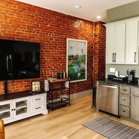 THE SEEKA SUITENEWLY RENOVATED! COZY & MODERN APARTMENT RIGHT ON COURT SQUARE!