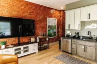 THE SEEKA SUITENEWLY RENOVATED! COZY & MODERN APARTMENT RIGHT ON COURT SQUARE!