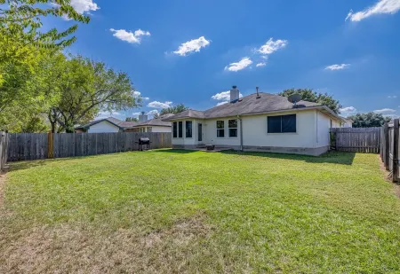 4.8 miles to Kyle Field, with game room!