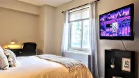 Discover Atlanta: Pet-Friendly with FREE Parking in a Walkable, Central Locale!