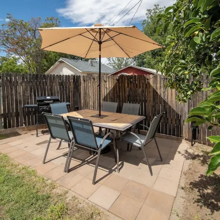 Old Town Cottonwood Cowboy Cottage - 5 min walk to Main Street + Dog-Friendly
