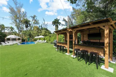 Villa Paraiso: 10 BR Private Mini Resort in Central Miami w/pool, sauna & more Hôtels à proximité de : Edmond J. Safra Synagogue