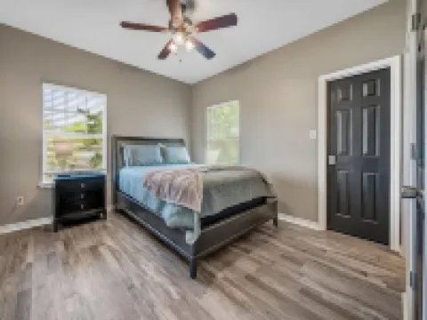 Aggieland 5 bedroom house steps from TAMU campus and Kyle Field.