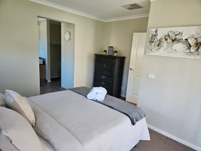 Tranquil home in Point Cook. Hotels near Williams Landing Railway Station