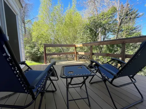 Come Stay at This Darling Cozy Cottage Right on the Creek.