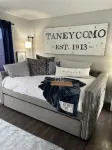 Spring Rates! Book This Fully Decorated Studio on Taneycomo Lake!