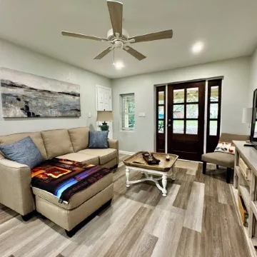 Charming 2-bedroom cottage with full kitchen and WiFi in Pensacola. Sleeps 4.