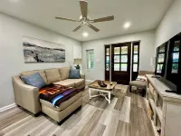 Charming 2-bedroom cottage with full kitchen and WiFi in Pensacola. Sleeps 4.