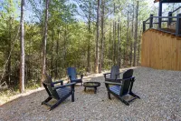 Secluded Luxury Couples Cabin with Hot Tub Hotels in 