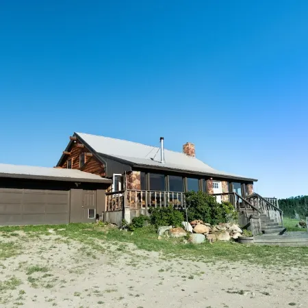 East Glacier Cabin w/ Stunning Views of the Rockies! 30 min from 2 GNP entrances