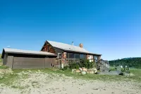 East Glacier Cabin w/ Stunning Views of the Rockies! 30 min from 2 GNP entrances