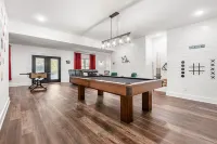 NEW at PATOKA lake! Big HOT TUB close to ramp POOL TABLE with3 MASTER bedrooms!