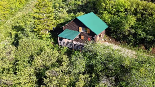Classic log cabin with stunning views!