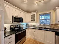 Quiet, elegant cottage just steps from downtown Pittsboro—minutes to Jordan Lake