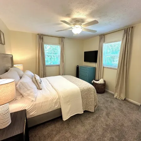 "Stay 'n Play" in Mason - Game Room/ 4 Season Room/ Wooded Private yard/ Firepit