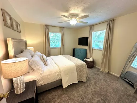 "Stay 'n Play" in Mason - Game Room/ 4 Season Room/ Wooded Private yard/ Firepit