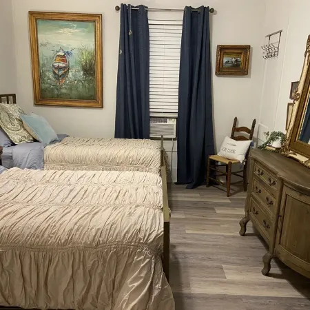 Perfectly located cottage in the heart of town! Walk to everything!