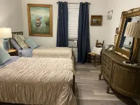 Perfectly located cottage in the heart of town! Walk to everything!