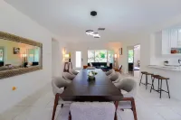 Relaxing Family vacation  with Pool near Cruise, Airport, beach, downtown