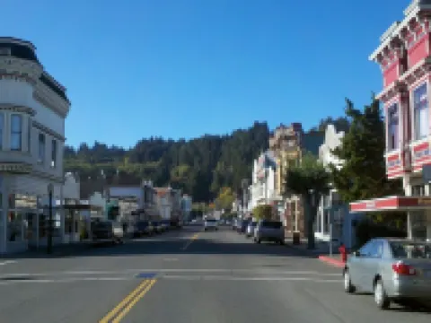 Ferndale BluffHouse --  Farm House sleeps 9; 10 acre former dairy Hoteles en Ferndale