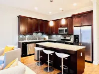 Beautiful Downtown 3BR with Free Parking