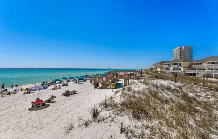 Coastal Charm, CANAL FRONT 🌴Condo, 5 Pools, Hot Tub, walk to beach Dog-Friendly!