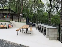 Hummingbird Cabin, located down Riverroad close to local shops and restaurants! Hotels in Concan