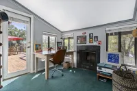 Upscale spacious lake view, hot tub, 5 acres, EV