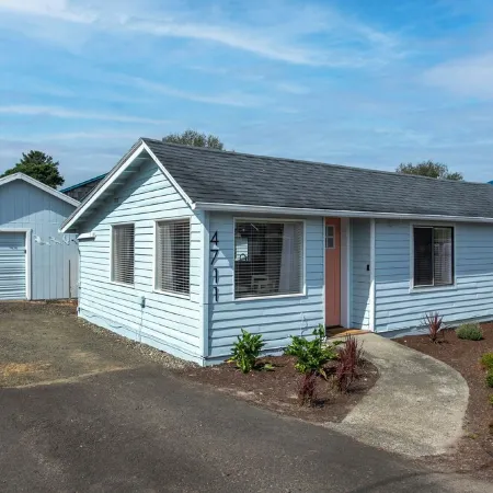 Newly Renovated, Private Backyard with Hot Tub