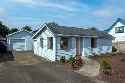 Newly Renovated, Private Backyard with Hot Tub Hotels near Lewis & Clark Interpretive Center