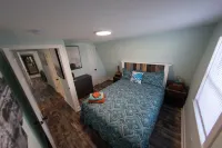 Premier, modern, fully renovated, Beach home...stroll to the beach in 3 minutes! - Balcony