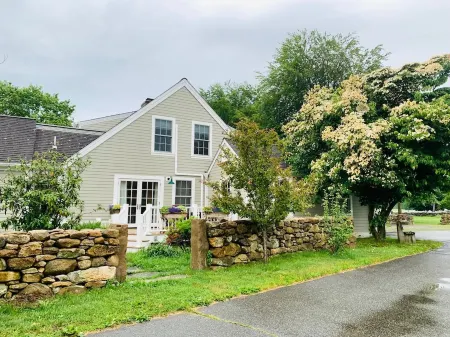 Charming Farm Abode with gourmet food and access to lake, trails & farm fun