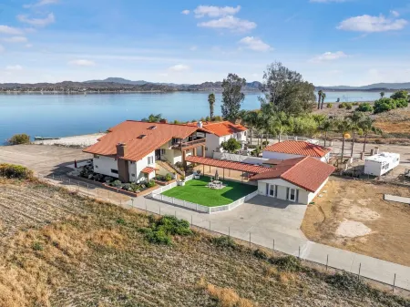 Amazing Lakefront Home with a Private Beach, BBQ, Balcony, Fireplaces & jacuzzi