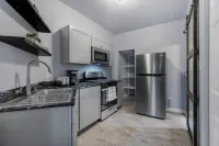 Beautiful fully remodeled 1 bd apt w King size bd Hotel a Erie