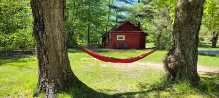 Private Log Cabin, 4 min walk to Torch Lake