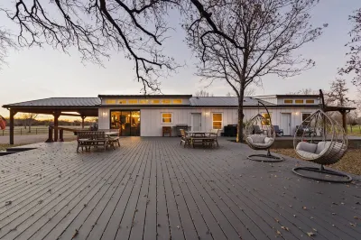 Welcome to our picturesque ranch oasis less than 1 hour from DFW! Layland Museum附近的飯店