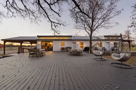 Welcome to our picturesque ranch oasis less than 1 hour from DFW! Отели в г. Клберн