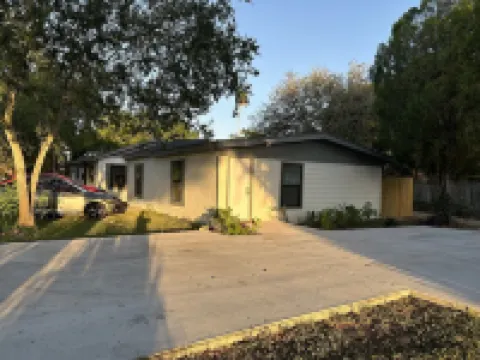 2-bedroom apartment just 4 minutes drive to Gladys Porter Zoo